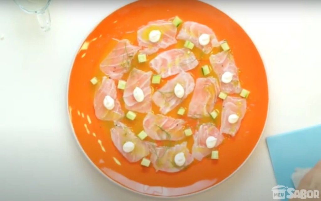 Tem peixe em casa e não sabe o que fazer com ele? Aprenda a fazer Carpaccio de peixe com limão