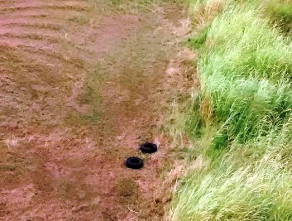 Cadê as multas? – Depois de fogo, terreno no centro tem descarte de pneus