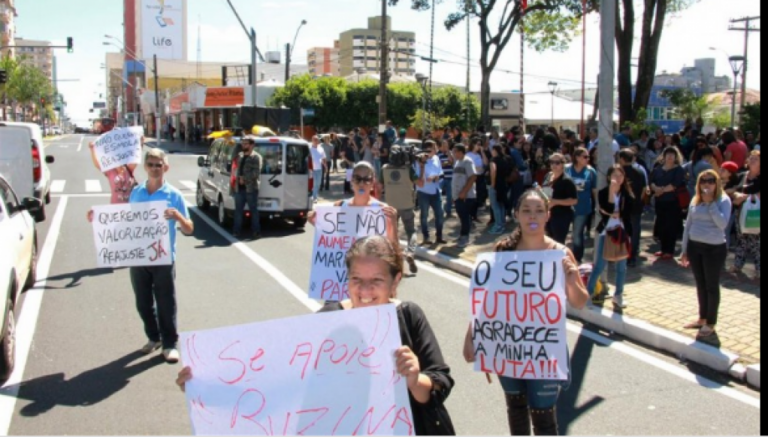 Daniel fixa prazo e normas para servidor repor dia parado em greve