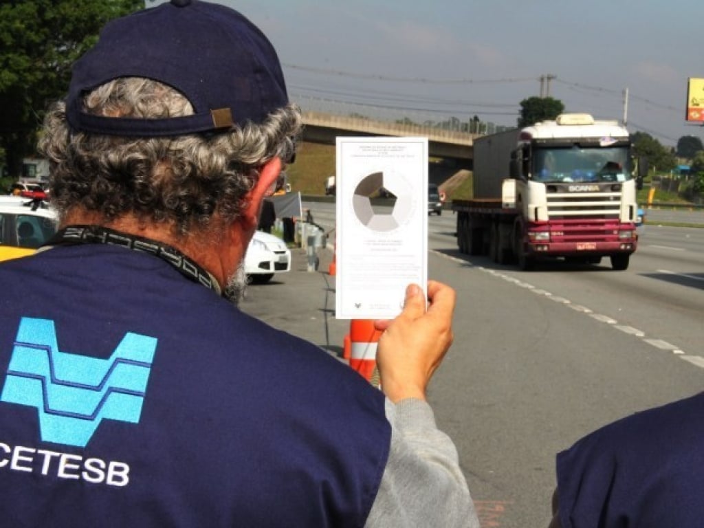 Operação da Cetesb contra fumaça atinge 928 veículos em Marília