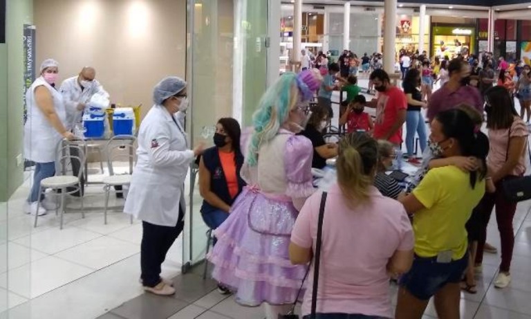 Vacinação atende 884 em shoppings; semana terá doses em unidades e escolas