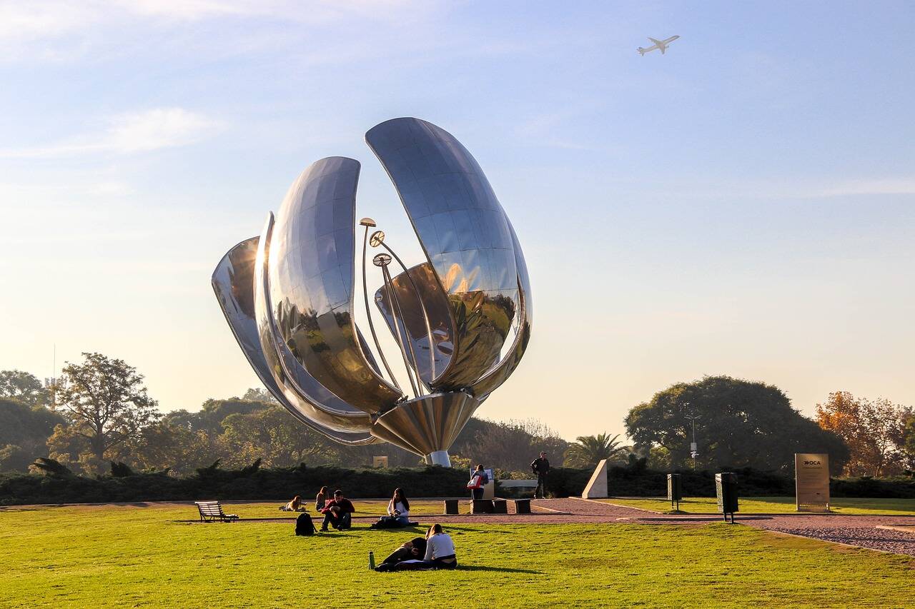 Floralis Genérico é uma flor metálica que se abre durante o dia. Foto: Pixabay