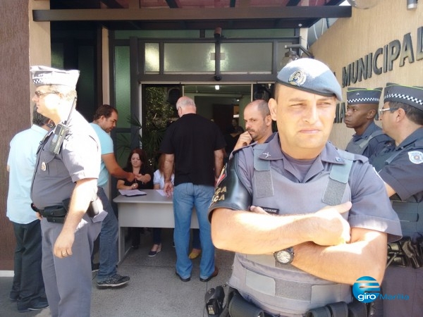 Policiais acompanham acesso do público durante seessão que autorizou concessão em Marília _ Rogério Martinez/Giro Marília