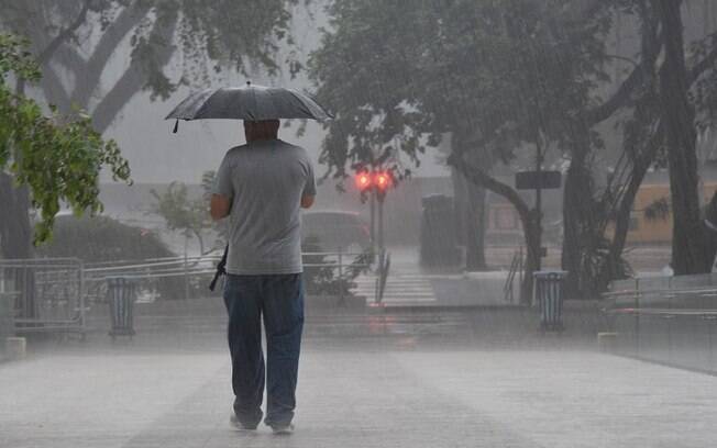 homem de guarda chuva durante chuva