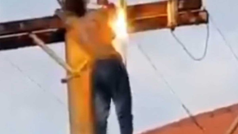 Reprodução Homem embriagado sobe em poste, leva choque e cai de altura de cinco metros