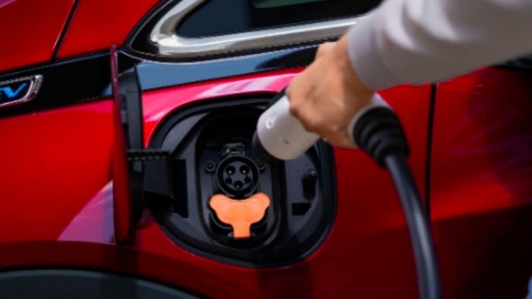 Alta do combustível pode incentivar o uso de veículos elétricos