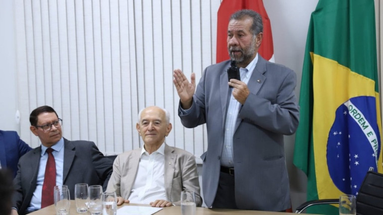 Reprodução/Twitter – 08/03/2023 Carlos Lupi, ministro da Previdência Social, em café da manhã no Dia das Mulheres