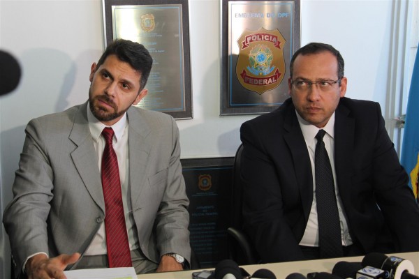 Delegados Luciano Menin e Rogério Hisbek, da Polícia Federal, durante coletiva