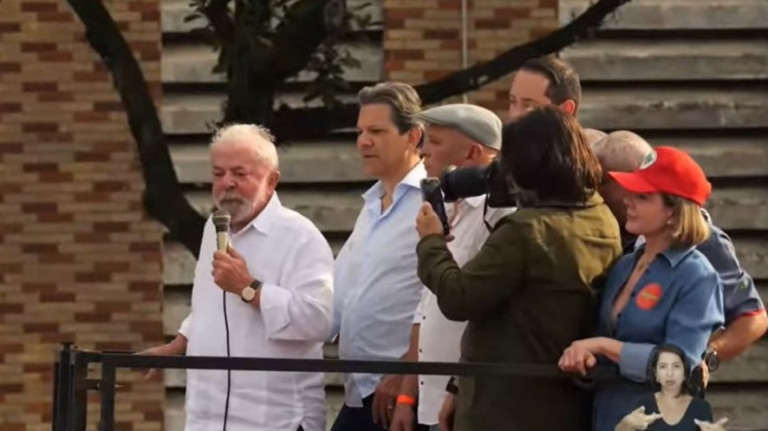 Lula promete reajustar tabela do IR como primeiro ato do governo