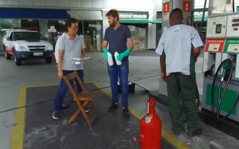 Fiscais coletam amostra em posto – Reprodução/Jornal da Manhã