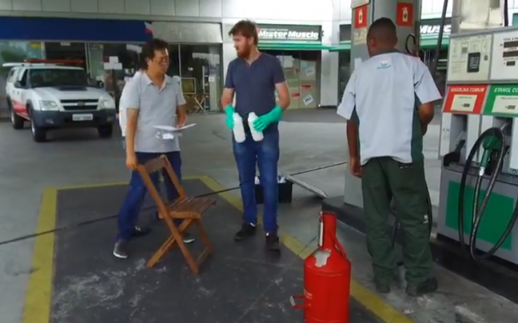 Fiscais coletam amostra em posto – Reprodução/Jornal da Manhã Fiscais coletam amostra em posto – Reprodução/Jornal da Manhã