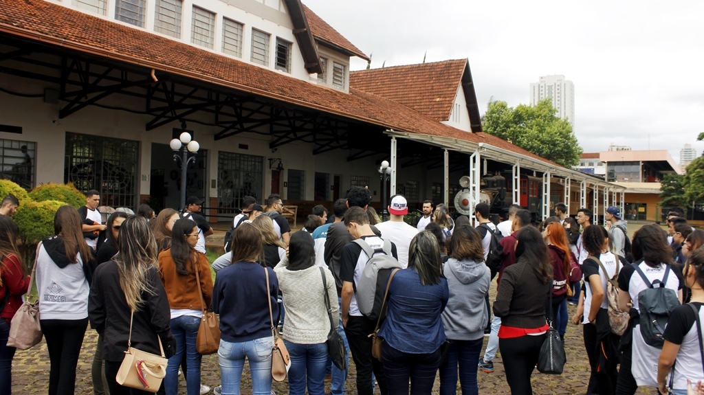 Arquitetura da Unimar visita prédios históricos de Londrina