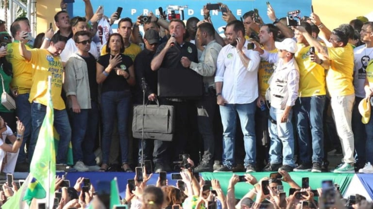 Bolsonaro chama Eduardo Paes de 'vagabundo' e prefeito rebate