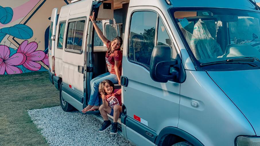 Família deixa carreira e apartamento para viver em motorhome; 