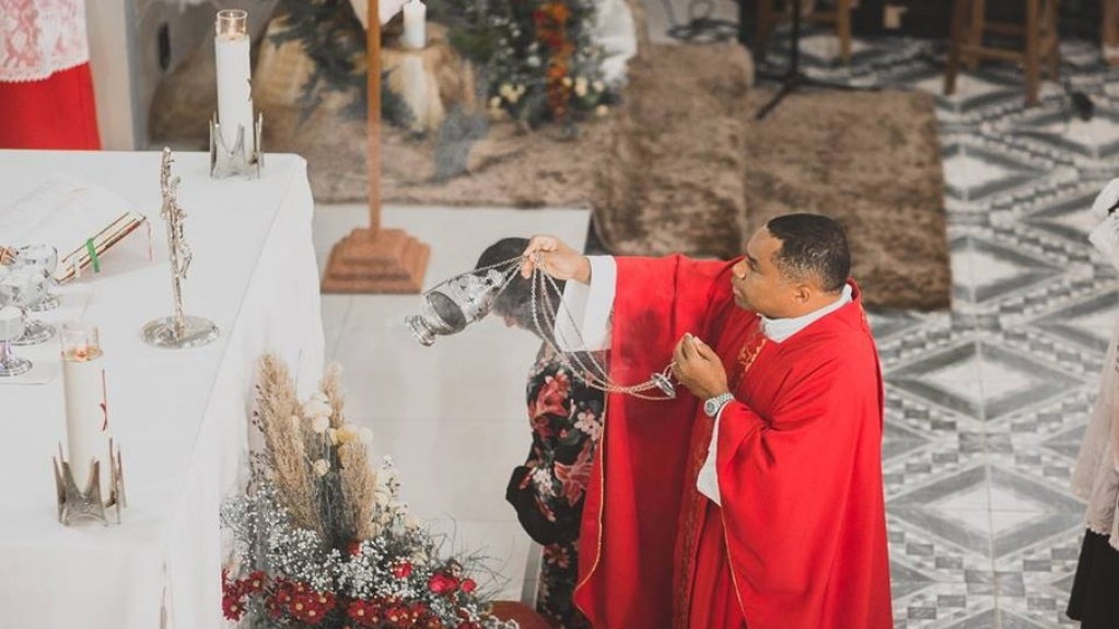 Padre é acusado de usar doce para atrair crianças e cometer abusos sexuais Padre é acusado de usar doce para atrair crianças e cometer abusos sexuais