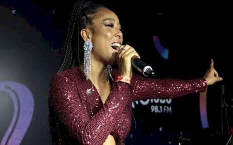 Carnaval: Negra Li se apresenta em camarote da Quem no Rio