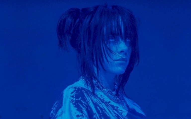 Billie Eilish interrompe show após fãs desmaiarem de calor
