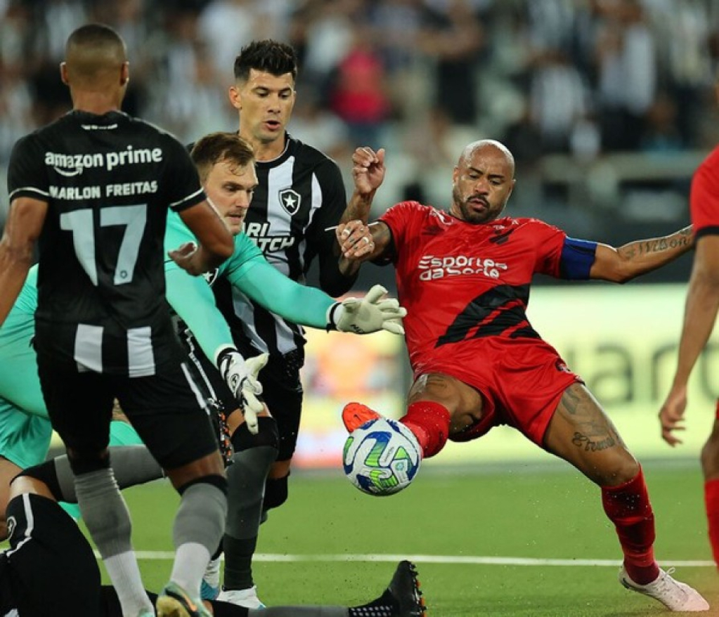 Athletico-PR vence o Botafogo e se classifica para as quartas de final da Copa do Brasil