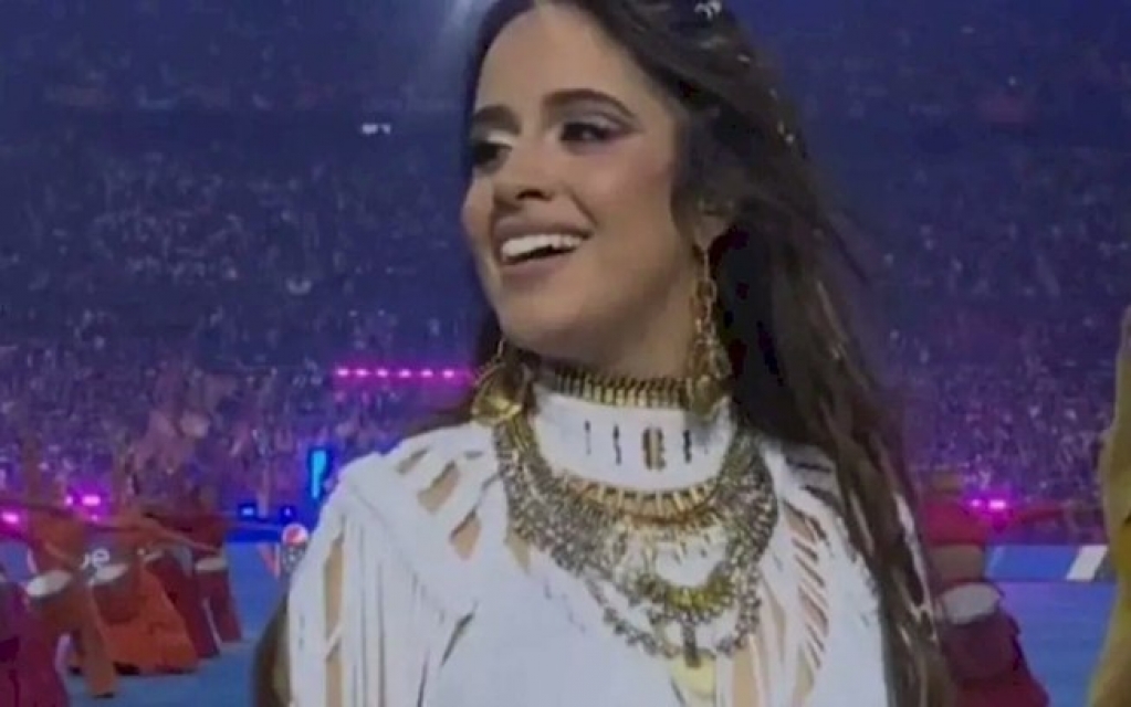 Camila Cabello passo perrengue em apresentação. E ninguém percebeu
