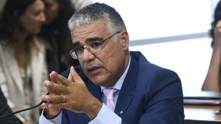 Sem apoios, Eduardo Girão desiste da presidência do Senado