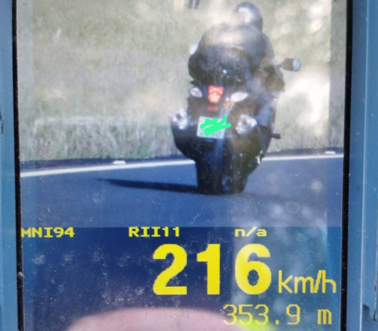 Polícia flagra moto a 216km/h na Castello e faz alerta de segurança