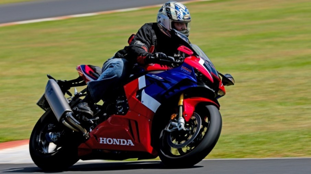 Pilotando a nova Honda CBR 1000RR-R Fireblade SP