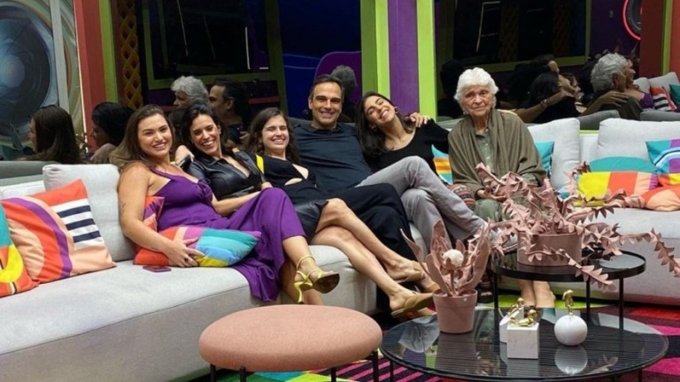 Tadeu Schmidt se despede do 'BBB 22' e leva família para conhecer casa