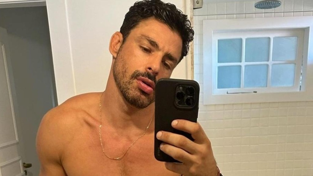 Cauã Reymond causa alvoroço nas redes sociais ao posar sem roupa: ‘Difícil assim’