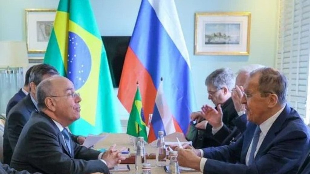 Reprodução/Twitter @ItamaratyGovBr Mauro Vieira se reuniu com Sergey Lavrov após encontro do BRICS