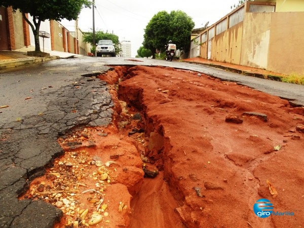 Cratera ameaça acesso a casas; buracos cobrem a cidade