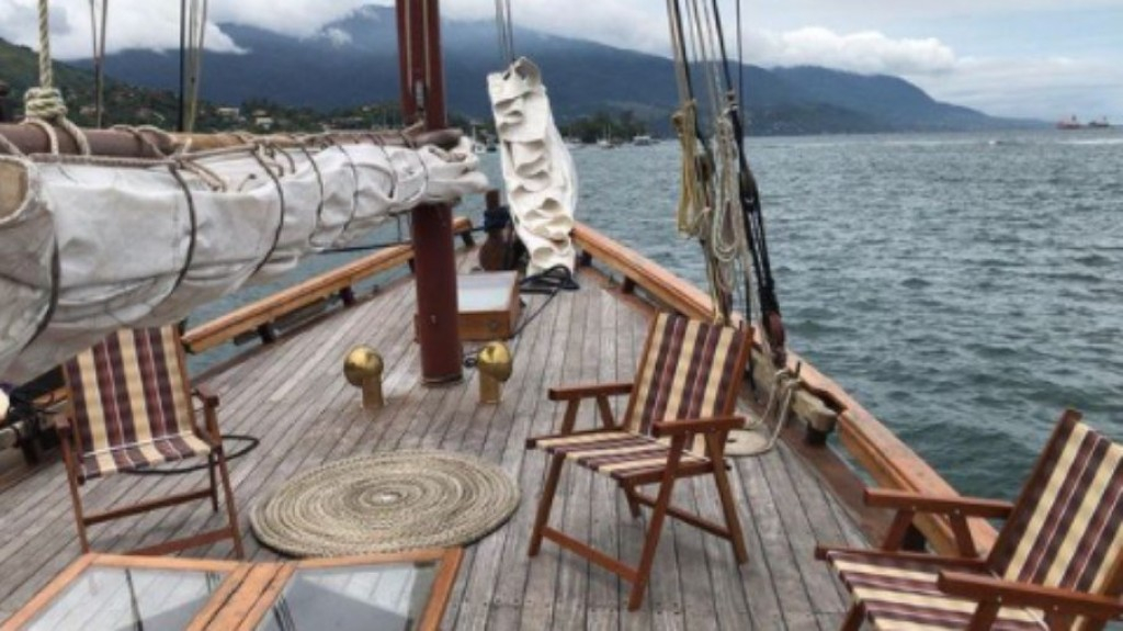 Passeio em Ilhabela conta história do rum e sua relação com os piratas