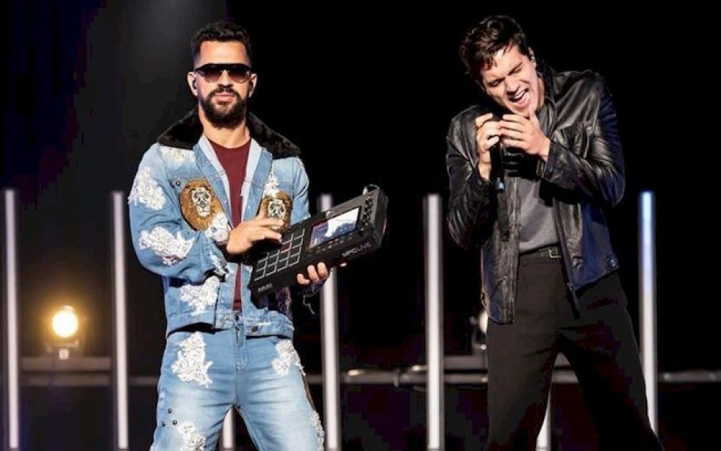 Dennis anuncia o novo álbum "O impossível", com participação de Luan Santana Dennis anuncia o novo álbum "O impossível", com participação de Luan Santana