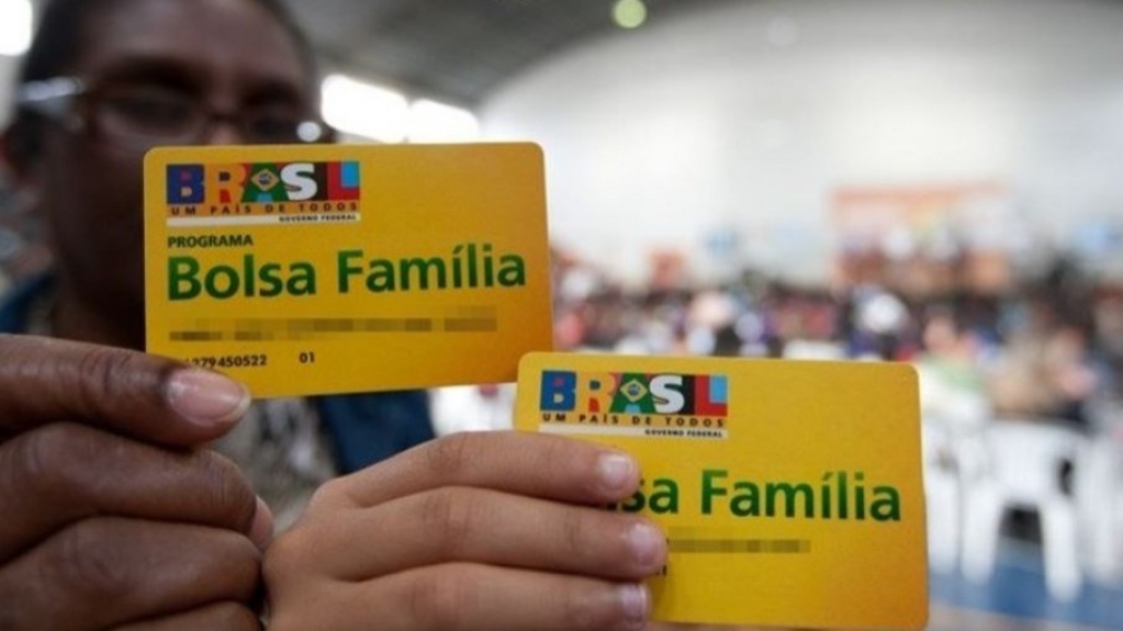 Bolsa Família terá 50% de reajuste para "novembro ou dezembro", diz Bolsonaro