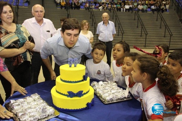 Escolas ensaiam formatura com festa para prefeito