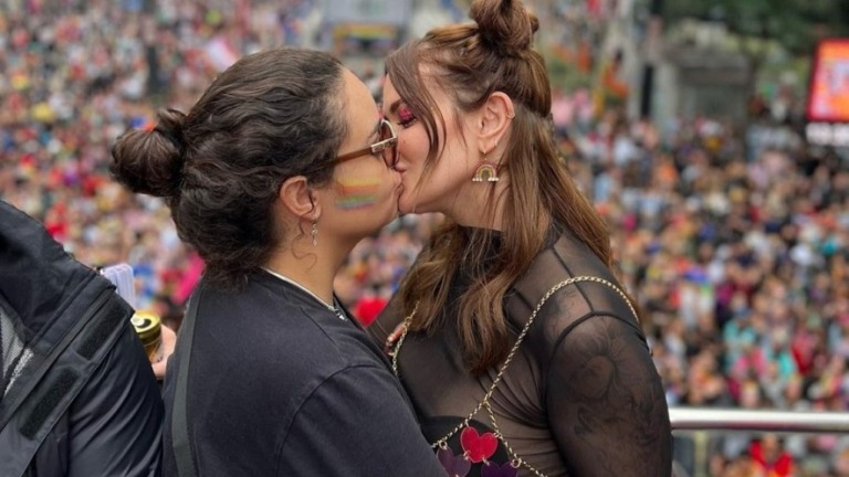 Marcela se declara para Luisa na Parada LGBT+: 'Amo em todas as cores'