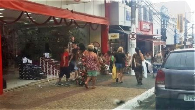 Presente para pais terá lojas até 22h na sexta e cupons para sorteio de carro