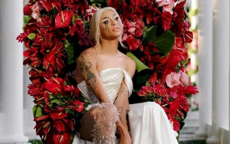 Pabllo Vittar lança versão espanhol de "Ama Sofre Chora"