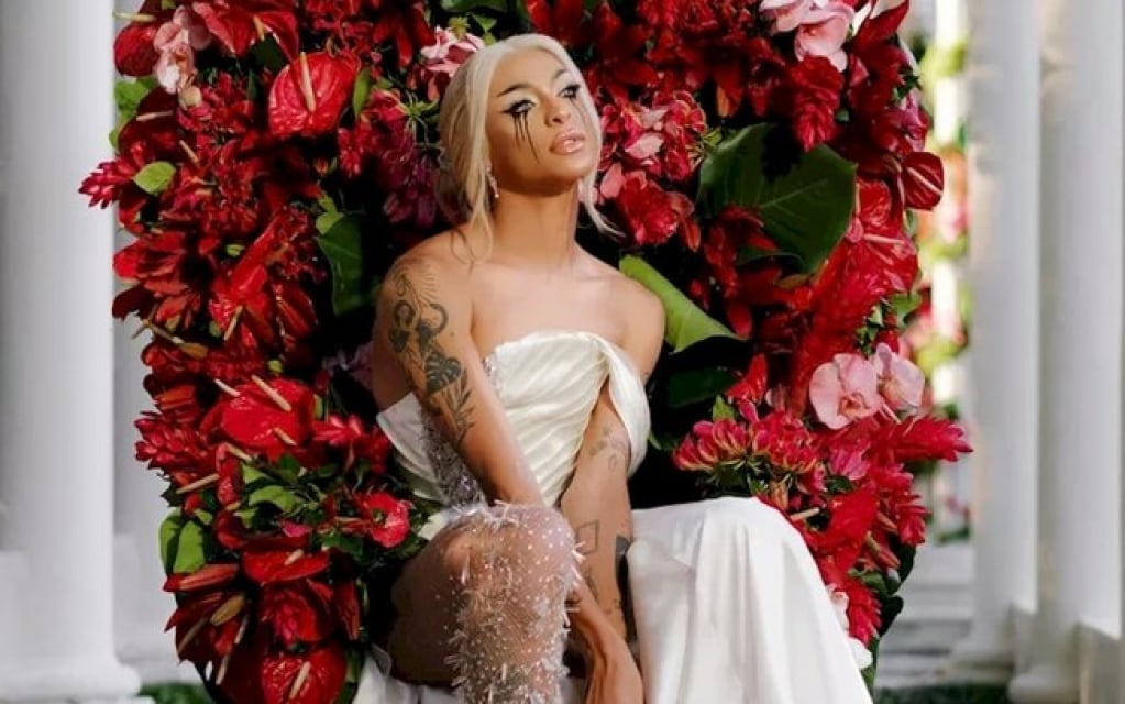 Pabllo Vittar lança versão espanhol de "Ama Sofre Chora"