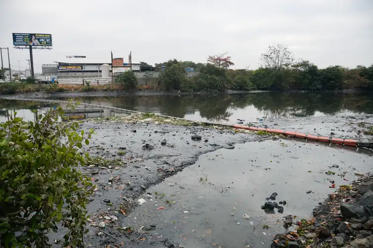 Rio de Janeiro - Ecobarreira instalada no Rio Meriti, ao lado da Rodovia Washington Luiz (BR-040), em Duque de Caxias na Baixada Fluminense, para evitar que o lixo flutuante chegue à Baía de Guanabara (Tomaz Silva/Agência Brasil)