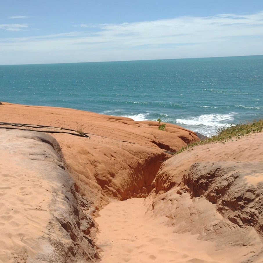 Vista de cima das falésias de Canoa Quebrada (CE)