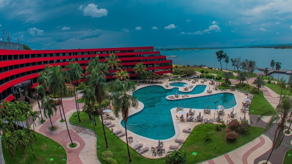 Divulgação Visão da piscina com vista para o mar do Royal Tulip Brasília Alvorada