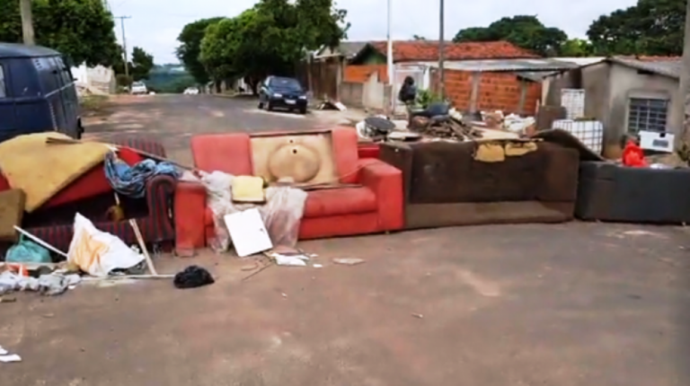 Limpa? Moradores bloqueiam rua com entulho que prefeitura não recolheu