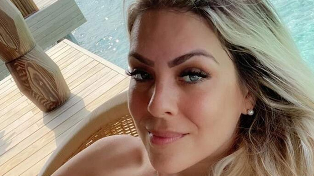 Renata Fan vira assunto após passar por momento inusitado ao vivo: ‘profissional’