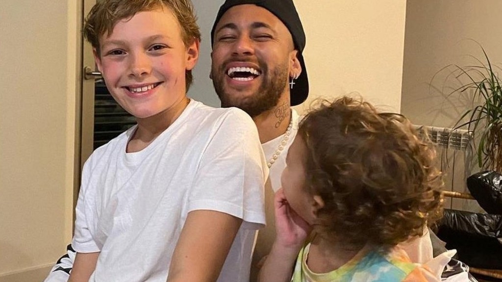 Neymar posa com filho e irmão mais novo do primogênito: ‘Estava com saudade’