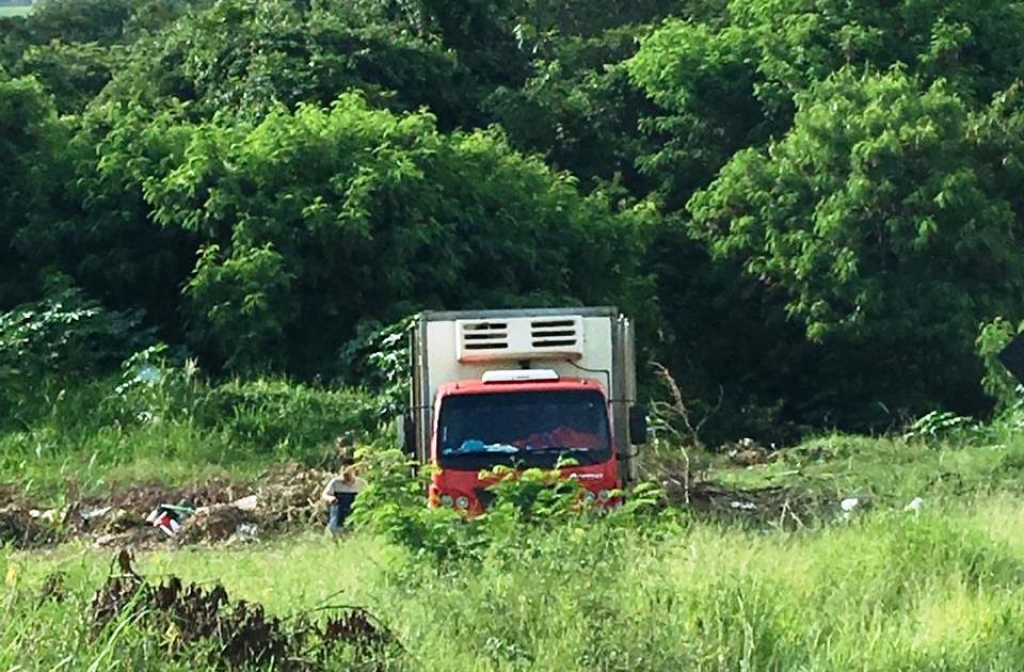 Morador despeja lixo e entulho em terreno; servidor flagra caso