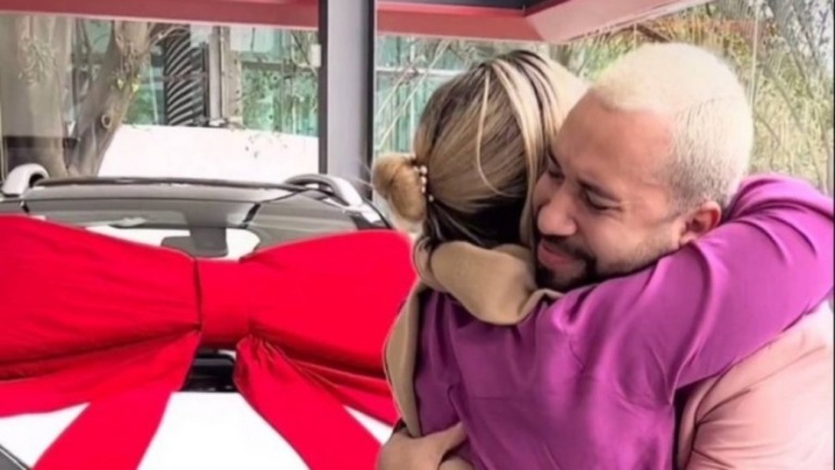Gil do Vigor presenteia irmã com carro de R$ 139 mil: 'Segunda mãe'