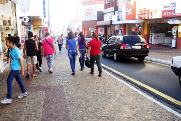 Lojas abrem até 22h na quinta; Shopping tem promoção até domingo