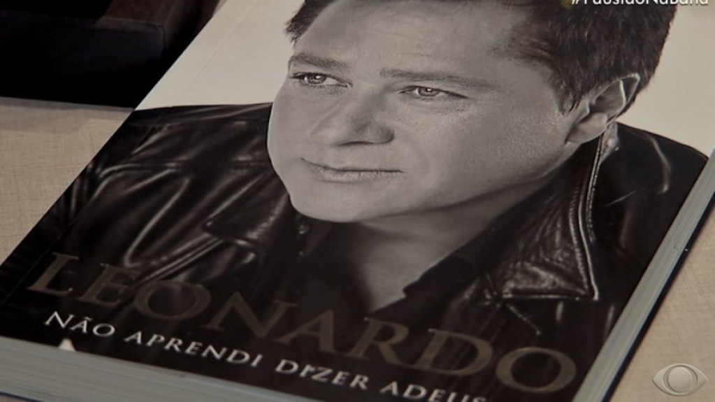 Poliana Rocha mostra memorial para Leonardo no programa do Faustão Poliana Rocha mostra memorial para Leonardo no programa do Faustão