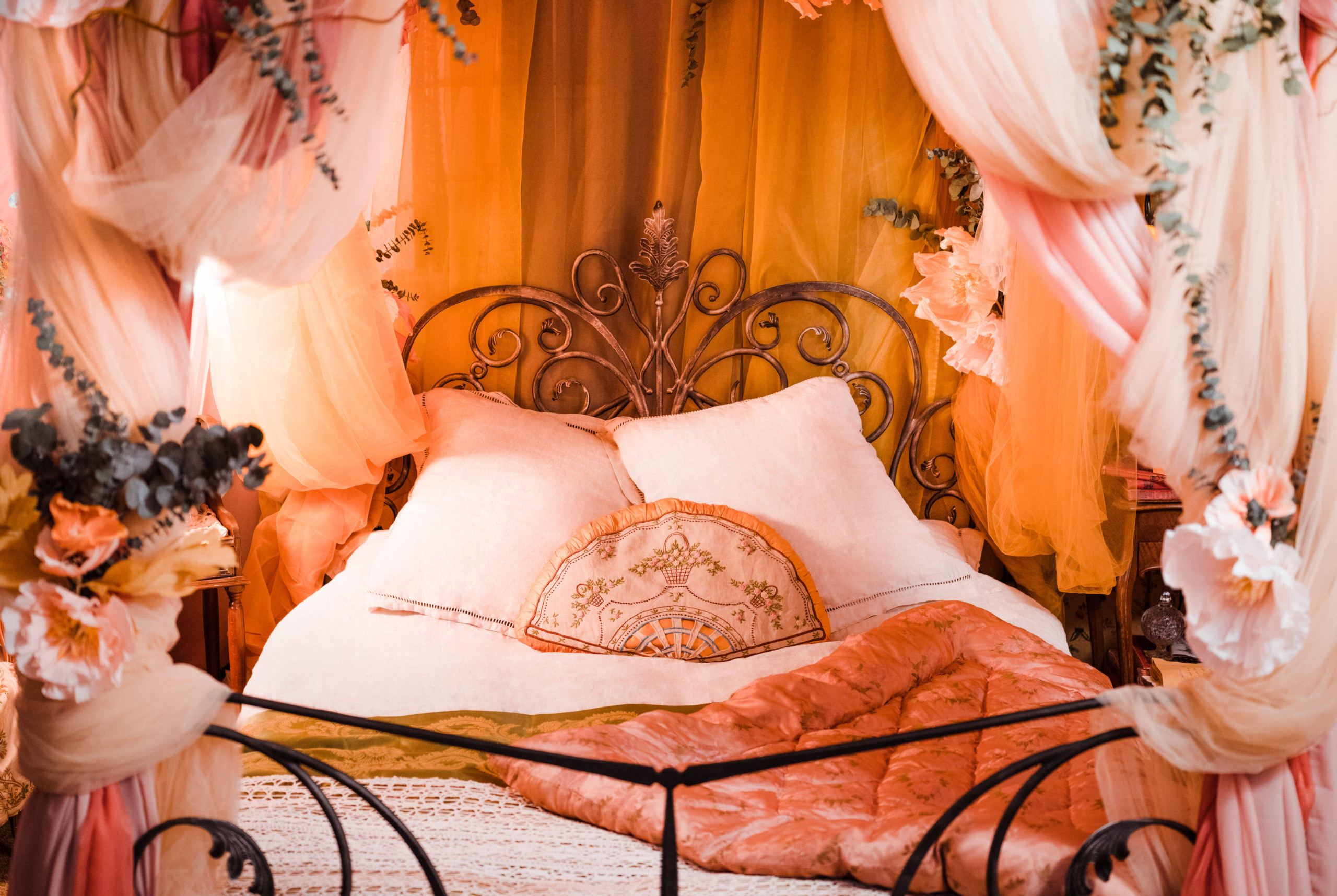 Quarto secreto do Moulin Rouge é aberto ao público para hospedagem por 5 reais. Foto: Airbnb/Daniel Alexander Harris