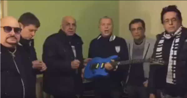 Banda gravou vídeo e doou guitarra para campanha